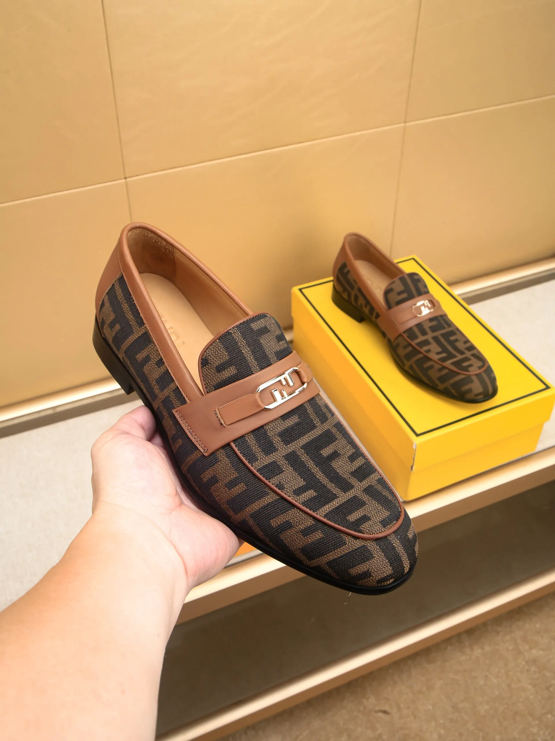 Men's shoes💰460 🕷🕷【FENDI】The latest men's formal leather shoes🇨🇳Classic series not to be missed💯The first layer is made of imported first-layer cowhide☘Original quality, the leather is smooth and delicate🎋Awesome version, perfect streamlined outline🍇🐮Leather lining, code number 39-44...(customized at 38.45.46.47)